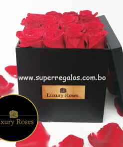 Caja de madera con 16 rosas - Luxury Roses